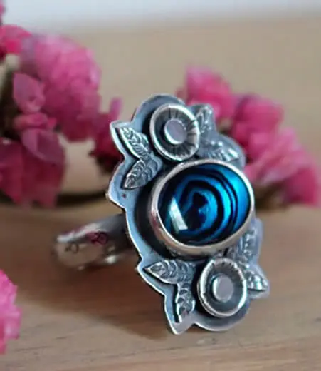 Anillo a medida con un cabujón de paua