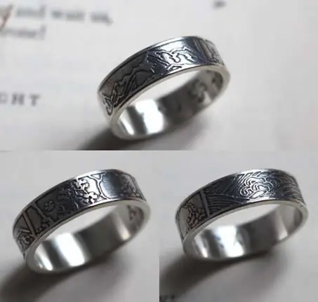 Anillo personalizado con tres diseños de paisajes grabados.