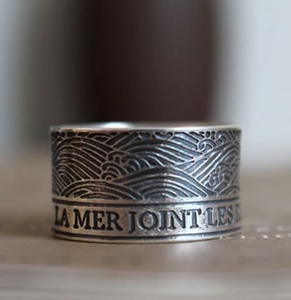 Pedido personalizado de un anillo grabado con una cita que representa el mar embravecido.
