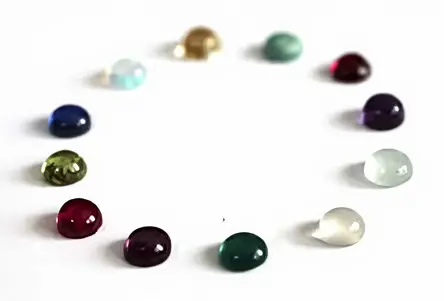 Los diferentes cabujones de piedras preciosas para los meses de nacimiento.
