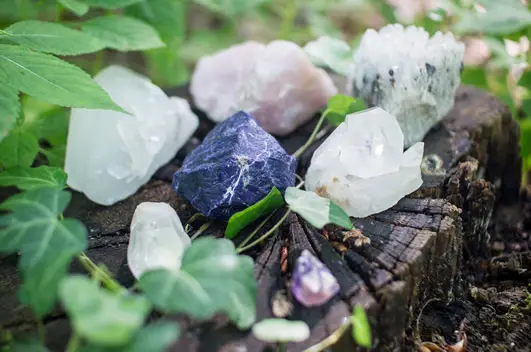 Litoterapia: un poco de los beneficios de la naturaleza en la palma de tu mano o en joyería