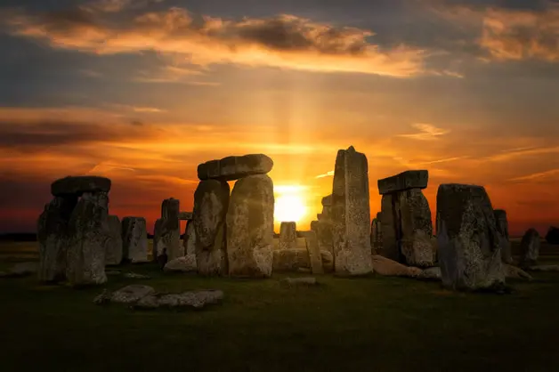 La litoterapia, el conocimiento de las piedras, su resonancia y sus virtudes. Un ejemplo de disposición: Stonehenge.