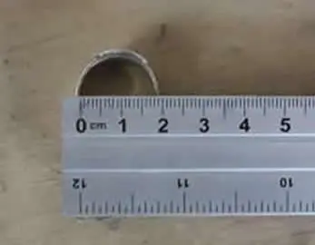 Medir el diámetro interior de un anillo con una regla
