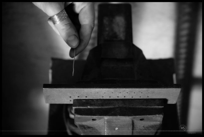 Paso del alambre de plata a la placa de estirado