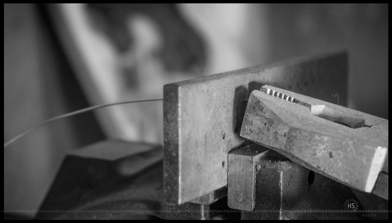 Paso del alambre de plata a la placa de estirado