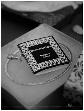 Preparando el paquete para enviar una joya de plata de ley