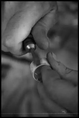 Lijando un anillo de plata de ley