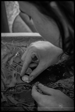 Colocación de piedras en la montura de pendientes de plata de ley