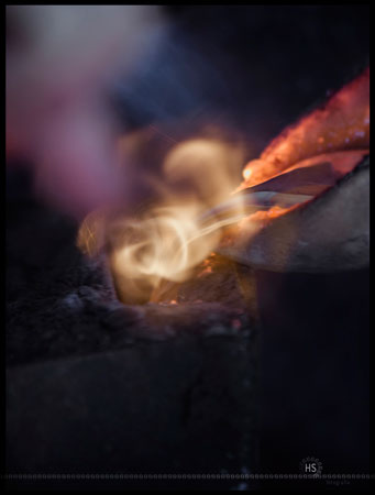 La plata de ley líquida se vierte en un molde