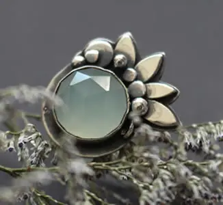Simbolismo y propiedades de las piedras de color azul claro
