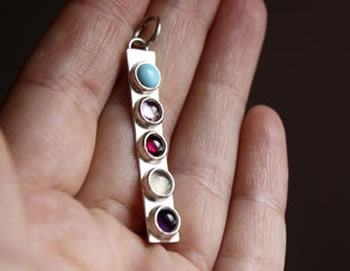 Dije personalizado con piedras de nacimiento