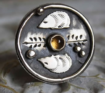 Anillo con citrino, la piedra de nacimiento de noviembre.