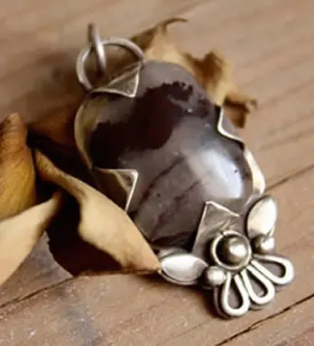 Simbolismo y propiedades de las piedras de color plata