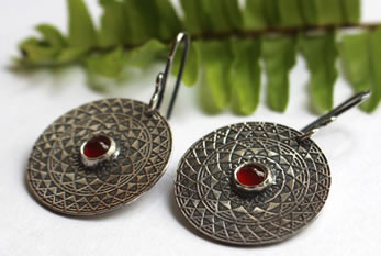 Simbolismo y propiedades de las piedras rojas