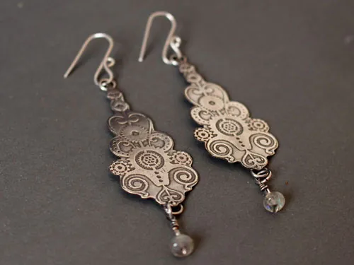 6° por minuto, aretes reloj steampunk de plata y labradorita