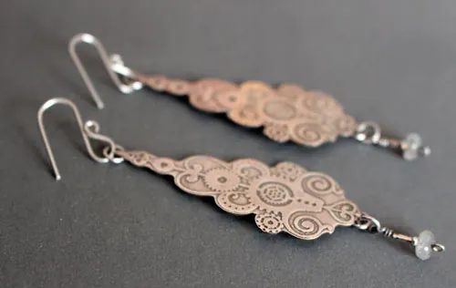6° por minuto, aretes reloj steampunk de plata y labradorita