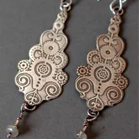 6° por minuto, aretes reloj steampunk de plata y labradorita