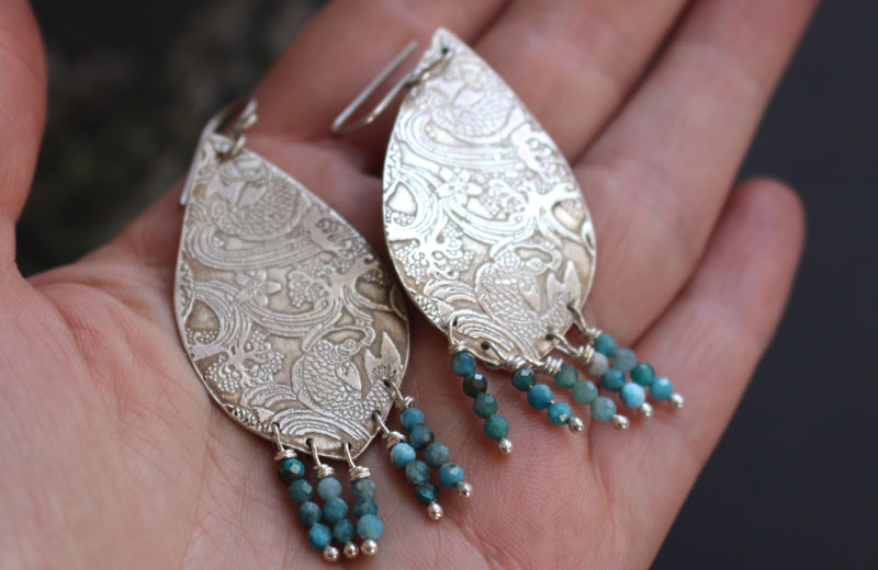 A contracorriente, aretes carpa koi japonesa en plata y amazonita