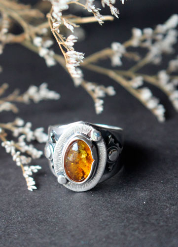 A halo in the darkness, sun ring in sterling silver and amber