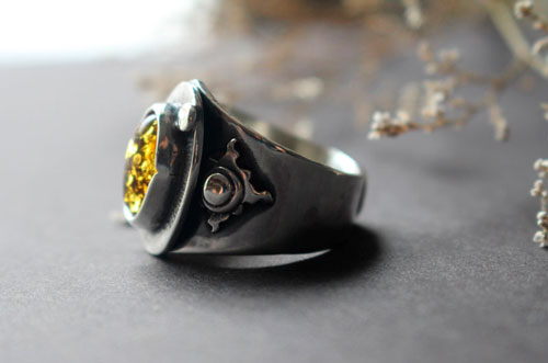 A halo in the darkness, sun ring in sterling silver and amber