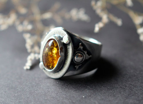 A halo in the darkness, sun ring in sterling silver and amber