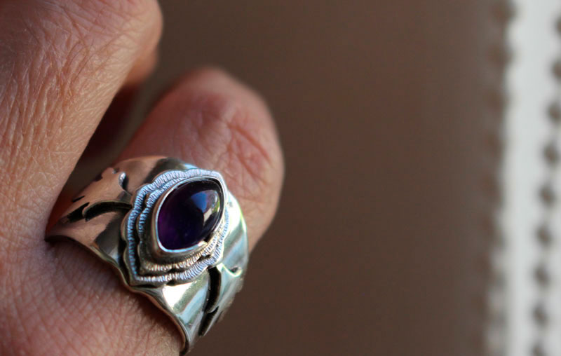 A la llegada de la primavera, anillo hoja en plata y amatista