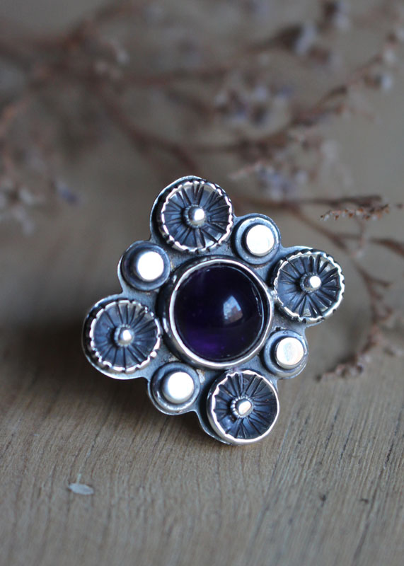 A la sombra del ciruelo en flor, anillo naturaleza en plata y amatista