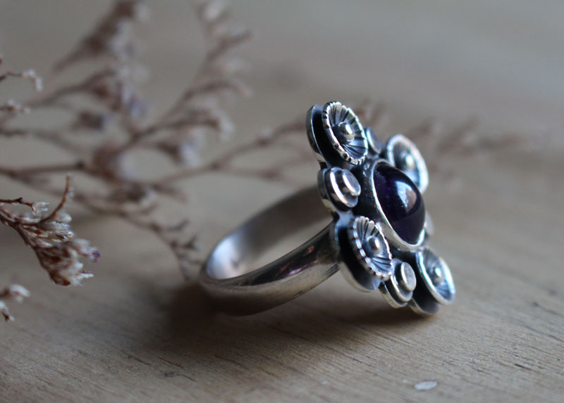 A la sombra del ciruelo en flor, anillo naturaleza en plata y amatista