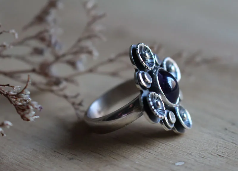 A la sombra del ciruelo en flor, anillo naturaleza en plata y amatista