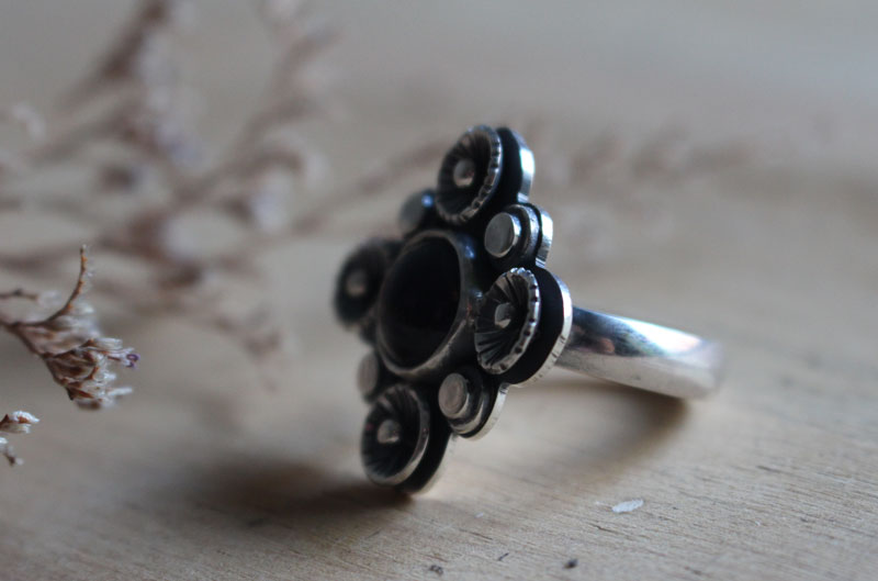 A la sombra del ciruelo en flor, anillo naturaleza en plata y amatista