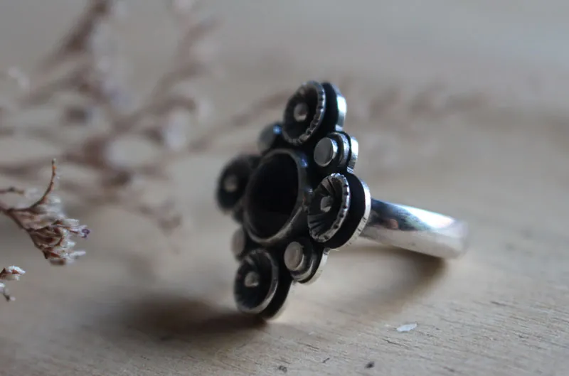A la sombra del ciruelo en flor, anillo naturaleza en plata y amatista