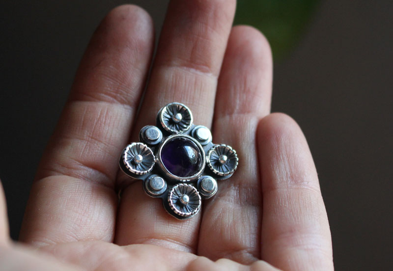 A la sombra del ciruelo en flor, anillo naturaleza en plata y amatista