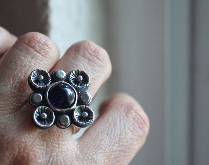 A la sombra del ciruelo en flor, anillo naturaleza en plata y amatista