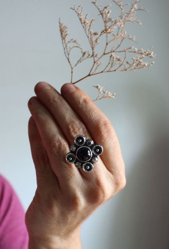 A la sombra del ciruelo en flor, anillo naturaleza en plata y amatista
