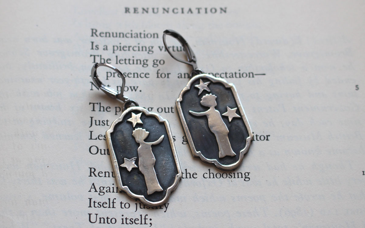 A mil millas, aretes silueta del Principito en plata