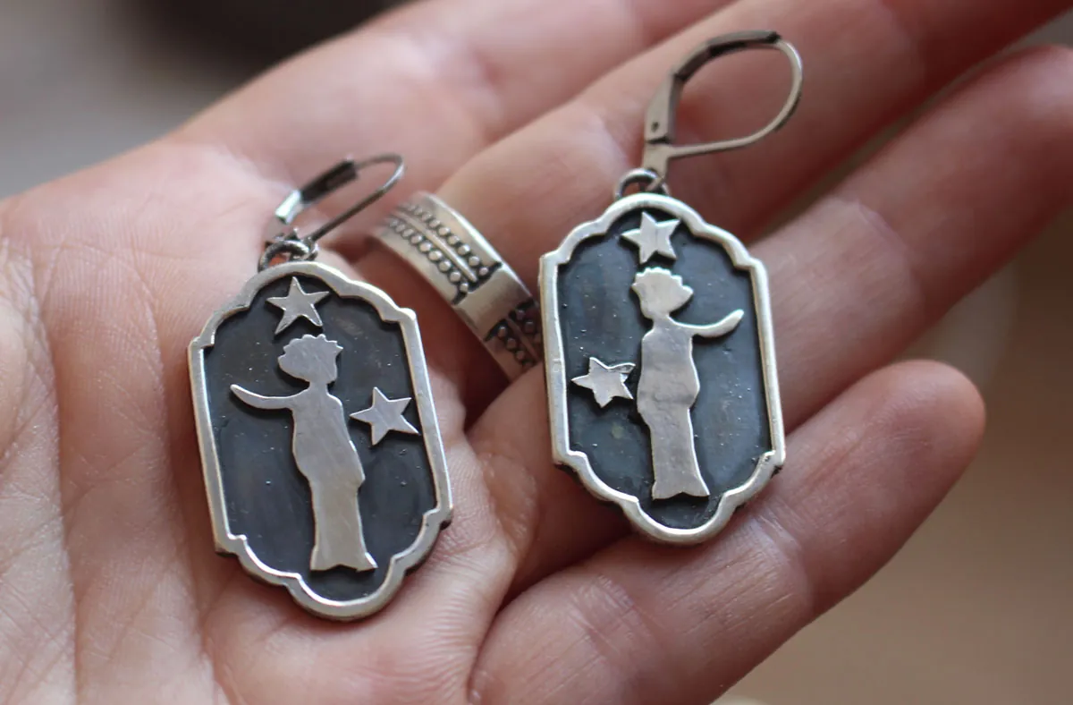 A mil millas, aretes silueta del Principito en plata