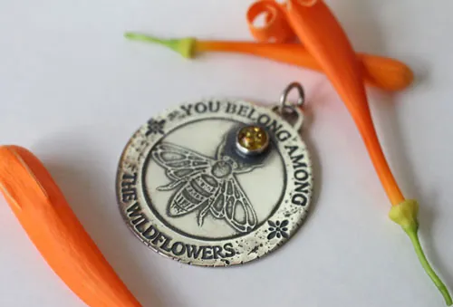 Abeja, dije insecto polinizador en plata y ámbar
