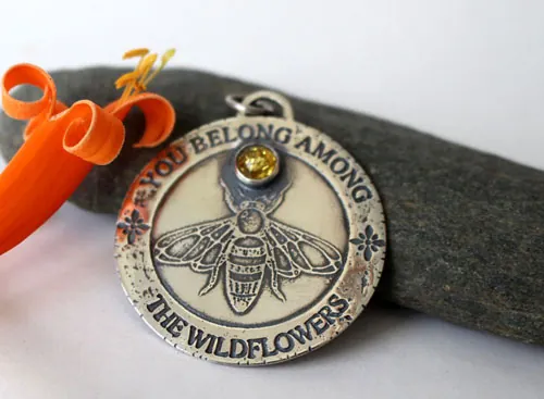 Abeja, dije insecto polinizador en plata y ámbar