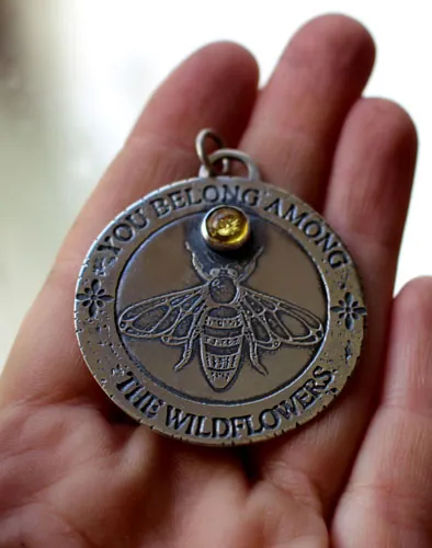 Abeja, dije insecto polinizador en plata y ámbar