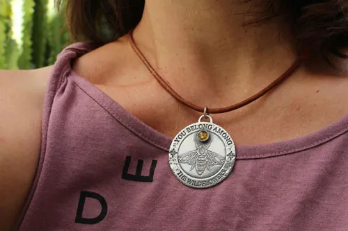 Abeja, dije insecto polinizador en plata y ámbar