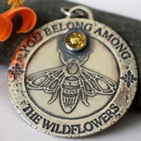 Abeja, dije insecto polinizador en plata y ámbar