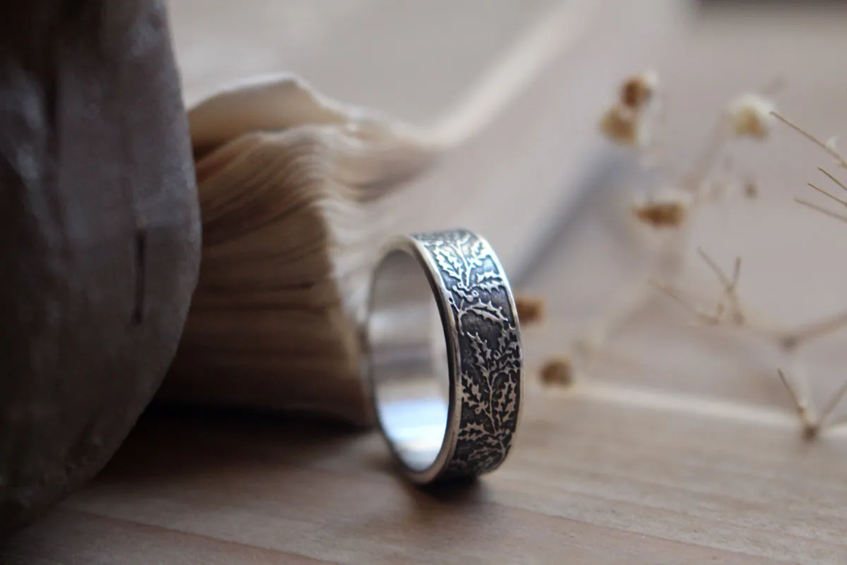 Acebo, anillo flor y fruto del invierno en plata