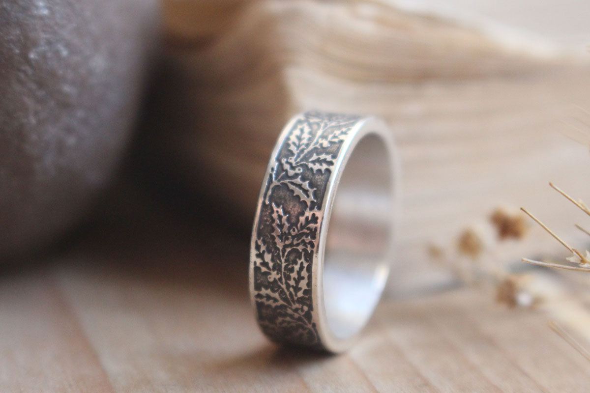 Acebo, anillo flor y fruto del invierno en plata