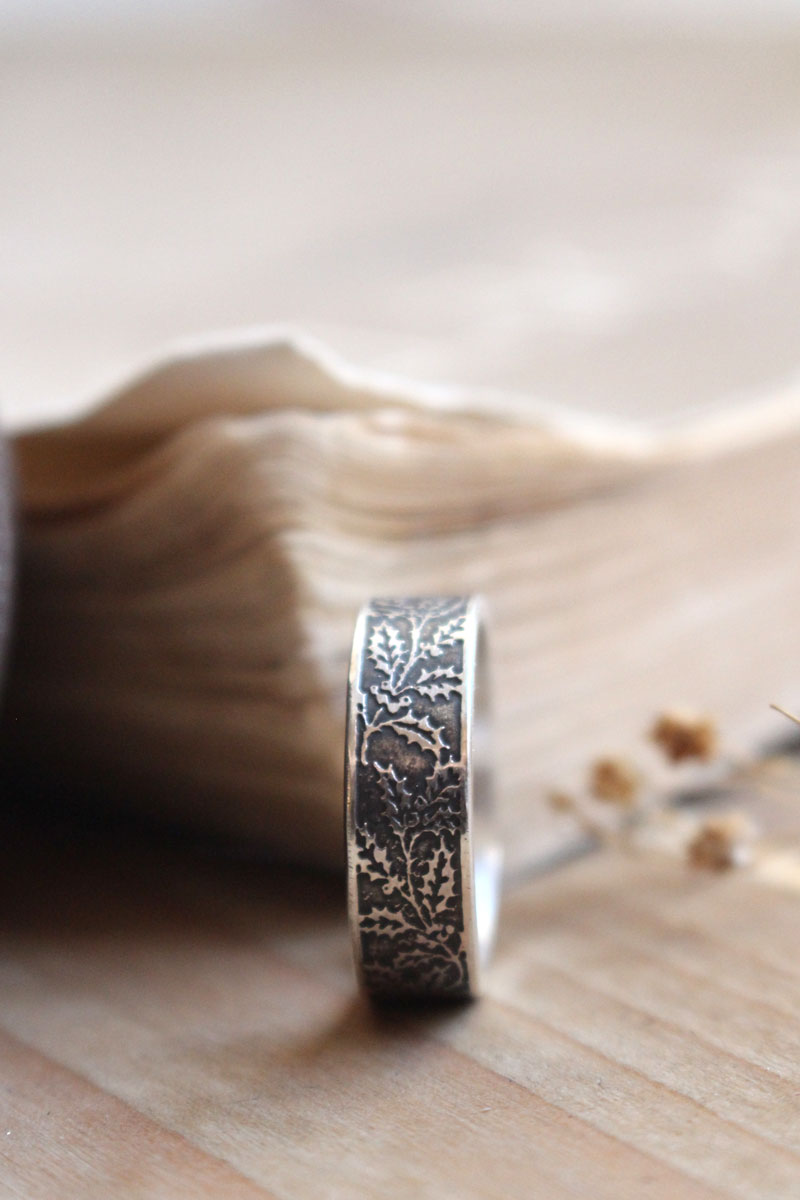 Acebo, anillo flor y fruto del invierno en plata