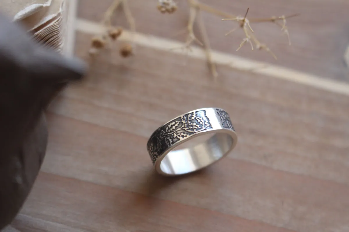 Acebo, anillo flor y fruto del invierno en plata