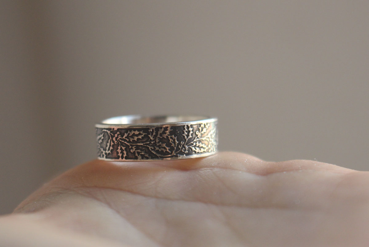 Acebo, anillo flor y fruto del invierno en plata