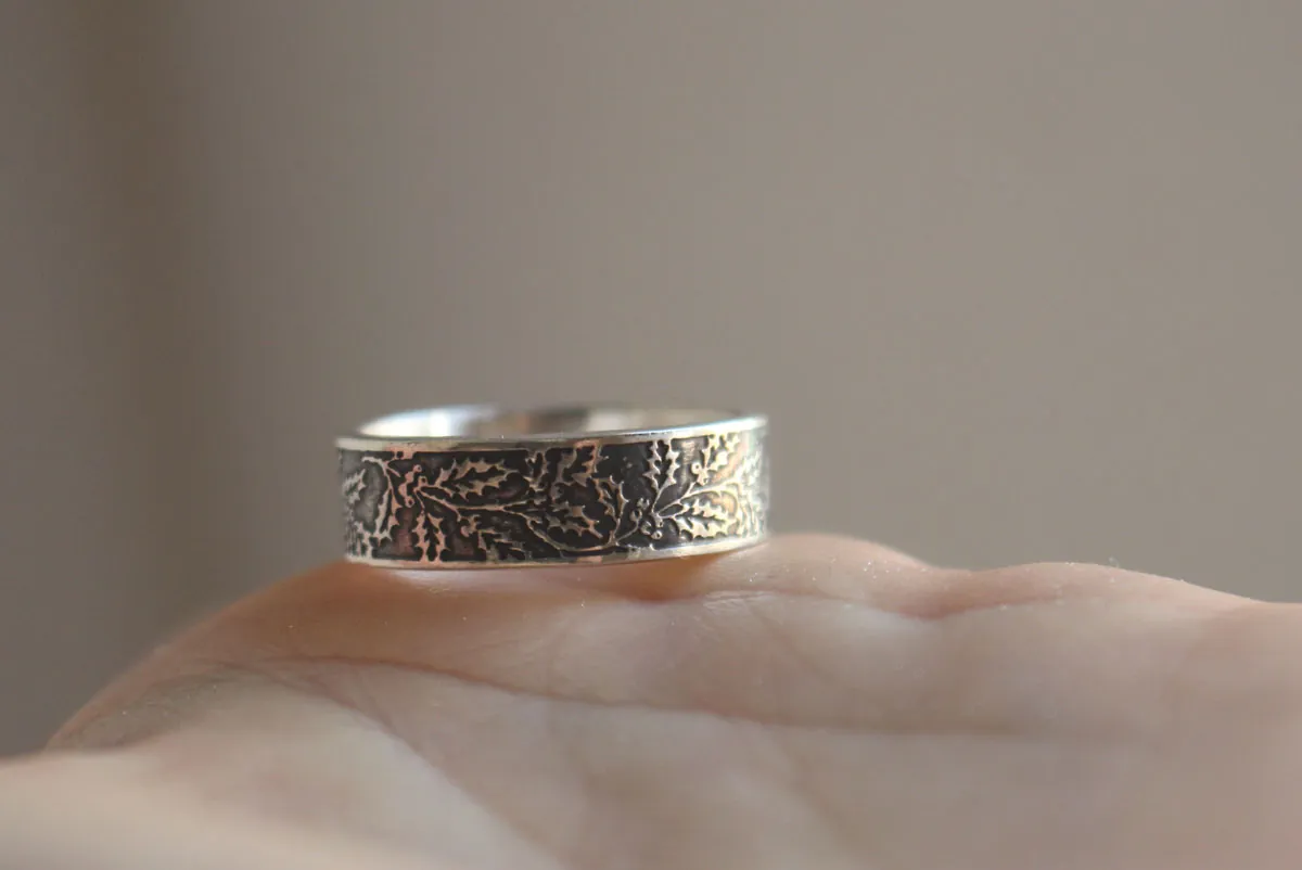 Acebo, anillo flor y fruto del invierno en plata