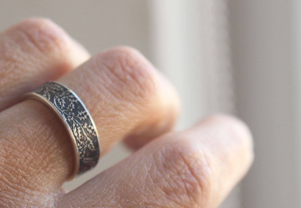 Acebo, anillo flor y fruto del invierno en plata