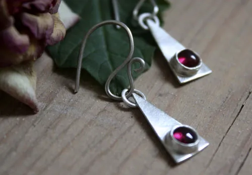 Adasam, aretes triangulares en plata con piedra de nacimiento (granate, amatista, aguamarina, piedra de luna, ónix, alejandrita, rubí, peridoto, zafiro, ópalo, citrino, turquesa)