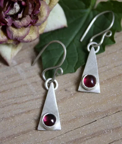 Adasam, aretes triangulares en plata con piedra de nacimiento (granate, amatista, aguamarina, piedra de luna, ónix, alejandrita, rubí, peridoto, zafiro, ópalo, citrino, turquesa)